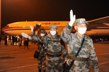 中国援非抗埃医疗队首批队员回国抵渝
