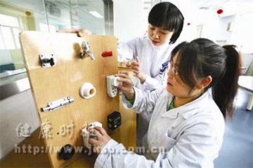 “奇怪木板”练肌力