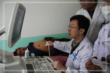 我院组织博士专家医疗队到丹巴、炉霍进行帮带