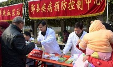 湖北省郧县疾控中心开展“学雷锋 送健康”艾滋病防治宣传