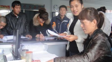 林源社区全心全意为低保人员办理医保
