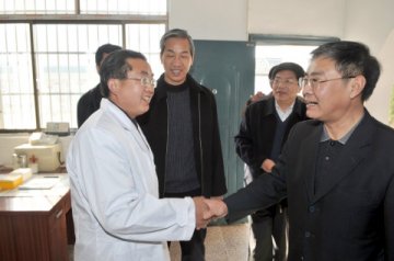 国家中医药管理局副局长马建中在江苏考察农村中医药工作