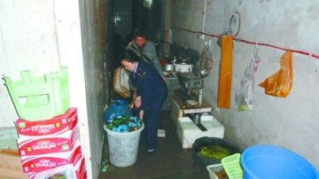 黑作坊用工业烧碱泡发毛肚 多流入火锅店