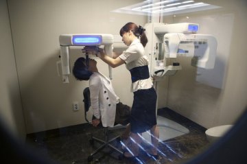 韩国摄影师记录5位模特血腥整容蜕变全程