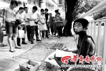 怪病少年右脸长毛 边乞讨边做作业