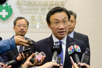 谭俊荣视察仁伯爵综合医院并与医务人员座谈