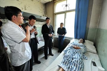 两地医疗专家对吉林宝源丰禽业公司火灾伤者进行会诊治疗
