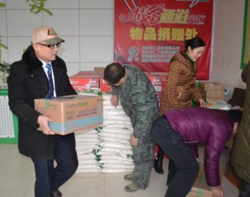怀仁大药房15万元食品奶粉送往通道侗寨灾区