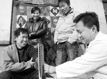 河南汤阴农民健健康康外出务工