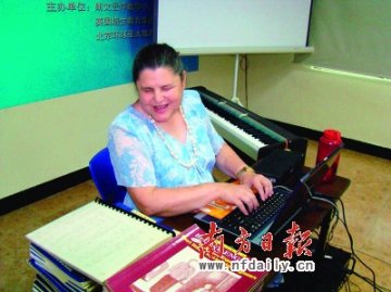 美国盲人女教师18次来华支教