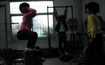 举重的孩子：杠铃下的沉重人生