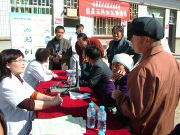 专家义诊深入到乡间