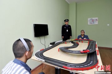 2、民警在为服刑人员做心理疏导游戏