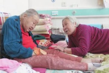 110岁的王高氏（左）和86岁的女儿王淑霞