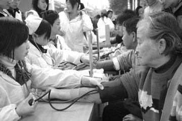 江西中医药高专学子深入社区开展义诊活动