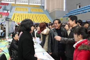 我校“2011届毕业生校内大型供需洽谈会”隆重举行