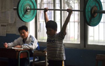 举重的孩子：杠铃下的沉重人生