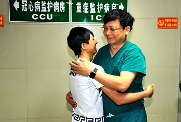 “连体婴儿”回院谢恩