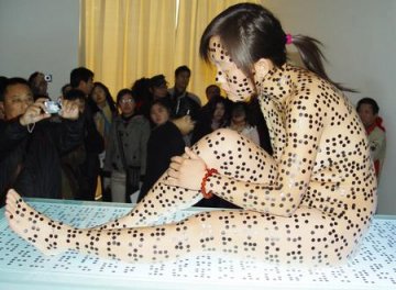 当代艺术展上裸体女郎浑身写满盲文
