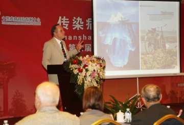 “超级细菌”发现者Timothy Walsh教授出席第六届传染病应对团山论坛