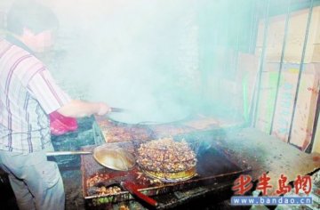 作坊从工厂买下脚料做炸鱼 所用油盐系三无产品