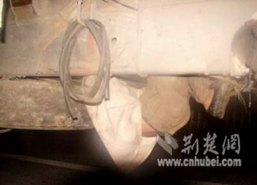 男子因妻子分娩扒货车底部夜行35公里