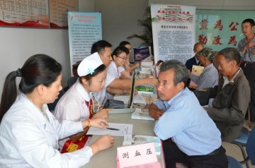 市级机关医院党总支赴溧水开展慰问、义诊活动