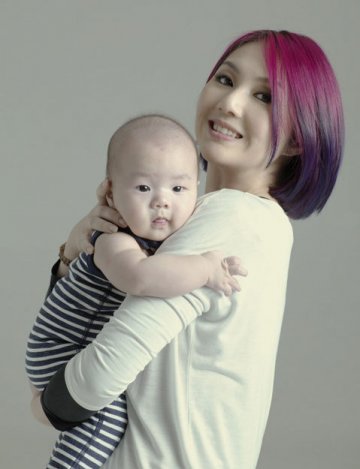 12名香港女星妈妈拍2013年慈善月历