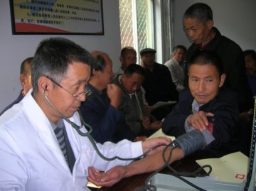 省荣复军人第一医院为在乡复员退伍军人开展医疗下乡活动