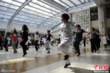 5.中午12点，医务人员正在医院大厅翩翩起舞