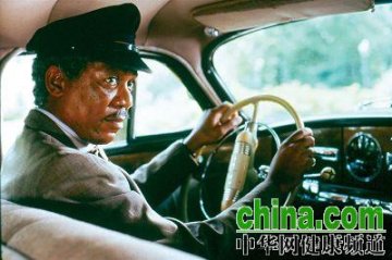 摩根·弗里曼遇车祸已无大碍 手臂手肘骨折