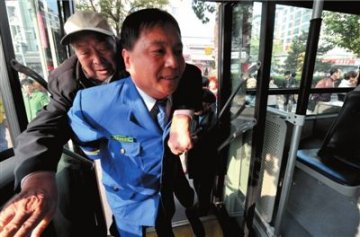 司机背患病老人上下车5年