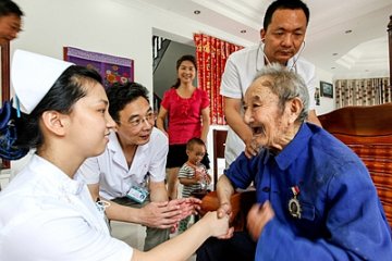 为百岁老兵体检