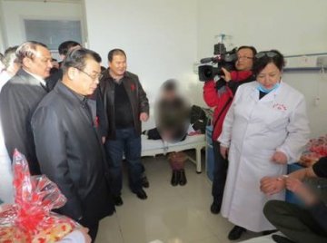 新疆伊犁州主要领导参加“12·1”世界艾滋病日关怀慰问活动
