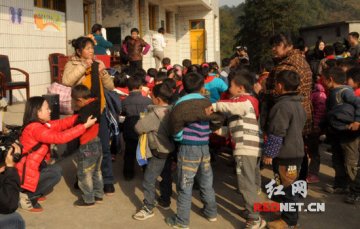 益阳老百姓大药房4000件冬衣送贫寒学子