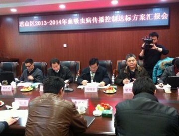 卫生部疾病控制委员会血寄分委会专家赴湖南省君山区开展血吸虫病防治技术指导工作