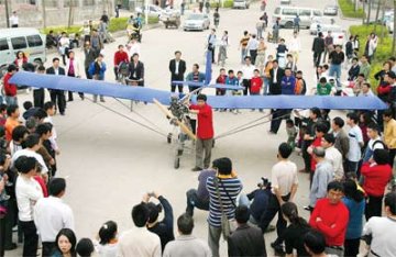 武汉大学生自制飞机试飞被紧急叫停
