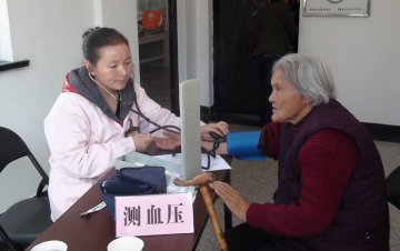 徽州区为65岁以上老人体检 为老人建立健康档案