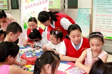 志愿者和患儿一起画画