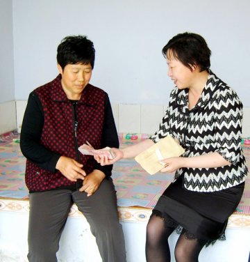 市妇联为“两癌”妇女发放医疗援助资金