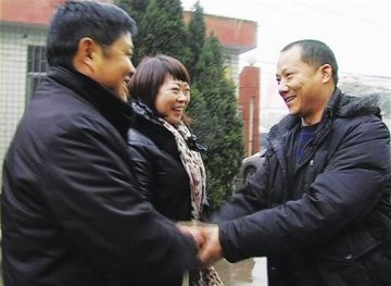 女子寻找车祸救命恩人21年