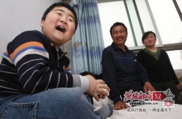 9岁男童患白血病 母亲含泪沿街乞讨筹钱