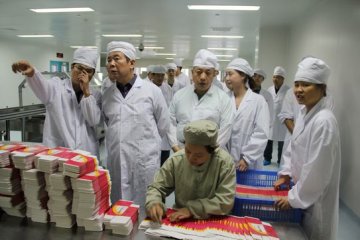 省食品药品监督管理局组织行政执法社会监督员深入监管执法一线明察暗访