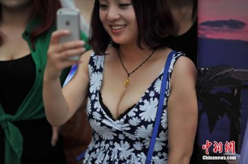 胸模大赛众嫩模大秀事业线