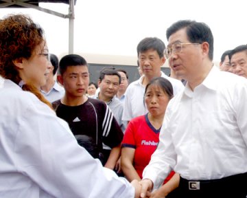 冲在救灾一线的中医人--记什邡市中医院院长桂逢春