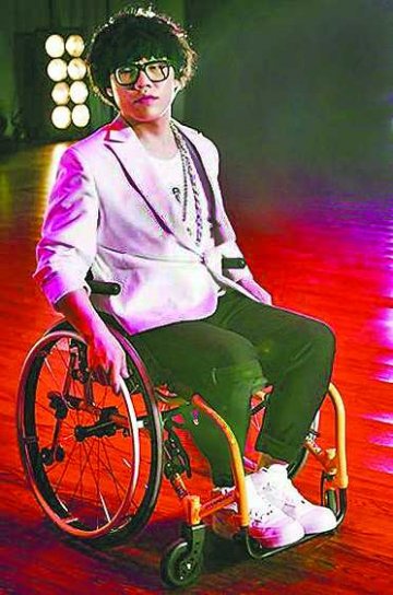 李琦坐轮椅演忧郁青年