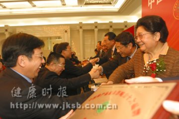 主席台贵宾们为十大品牌获奖企业颁奖