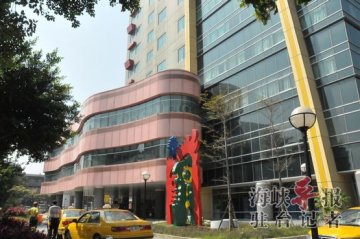 台大儿童医院门口，连楼都长得比较可爱