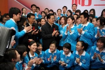 北大医学部防艾志愿者：与总书记一起叠红丝带