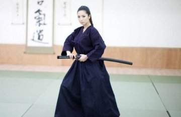 清丽美女挑战合气道 大显性感丰腴身姿